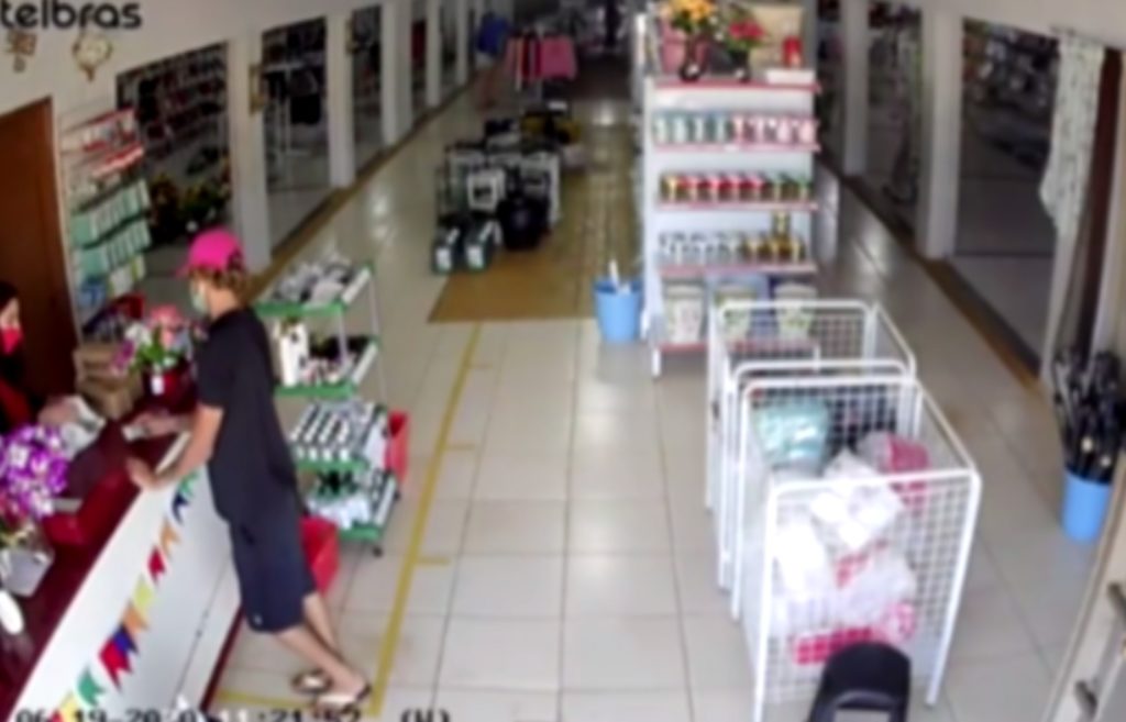 Rapaz é flagrado tentando passar nota falsa em loja no Bairro Floresta e foge