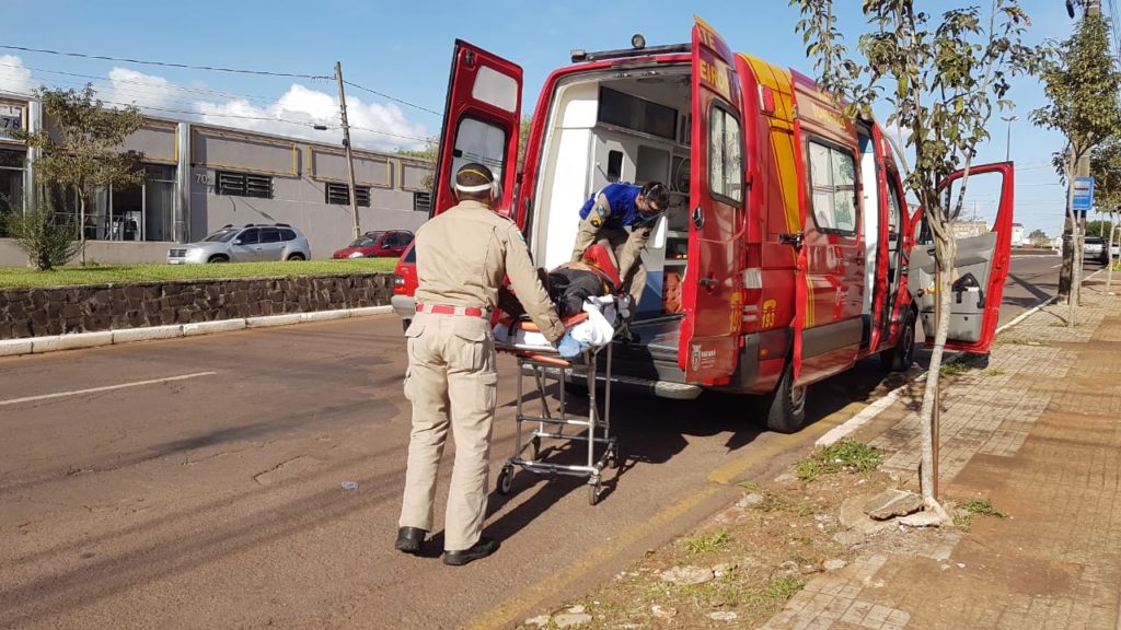 Jovem de 20 anos fica ferido em acidente na Av. Carlos Gomes
