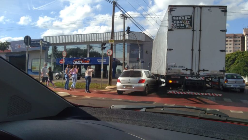 Colisão entre caminhão e carro na Av. Barão do Rio Branco é registrada por internauta