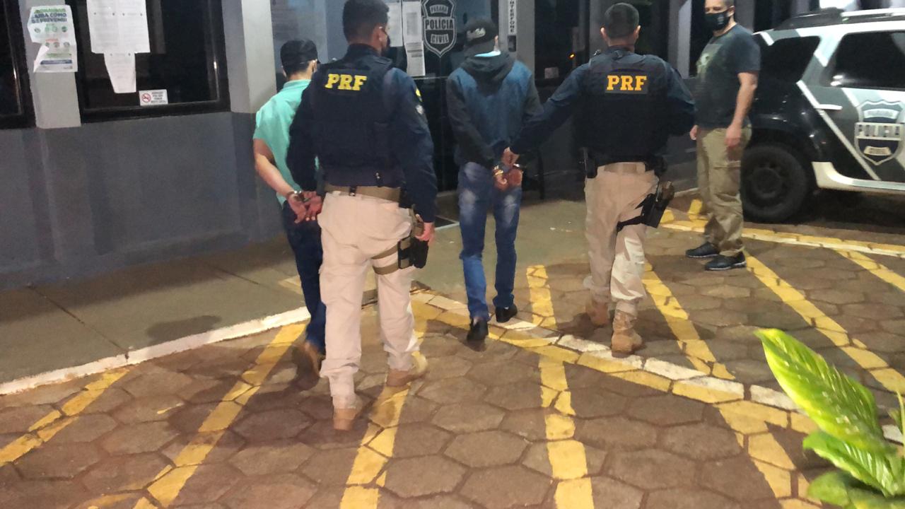 Jovens são detidos pela PRF por tráfico de drogas e embriaguez ao volante Imagem referente a Jovens são detidos pela PRF por tráfico de drogas e embriaguez ao volante