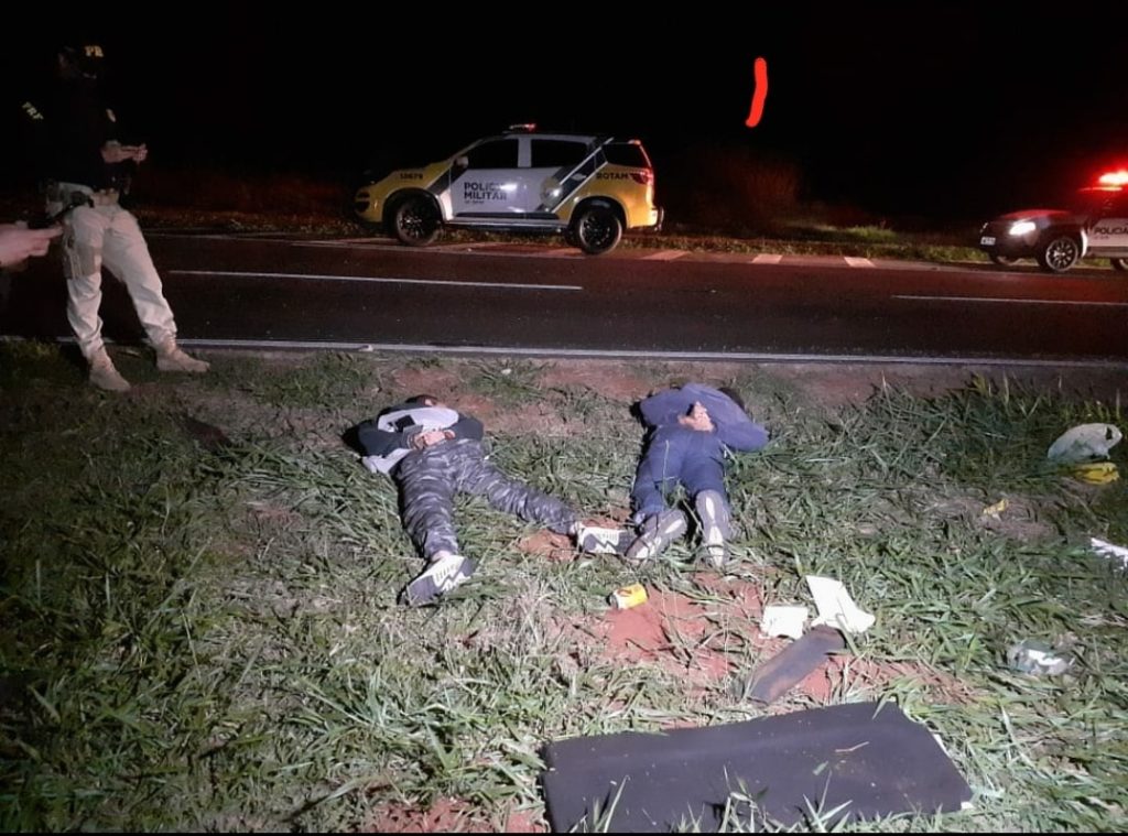 Dupla foge da PM, capota carro com maconha e acaba presa em Rolândia