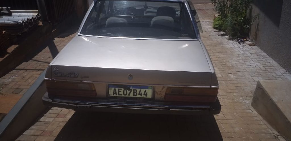 Del Rey com placas AEO-7B44 foi furtado no XIV de Novembro