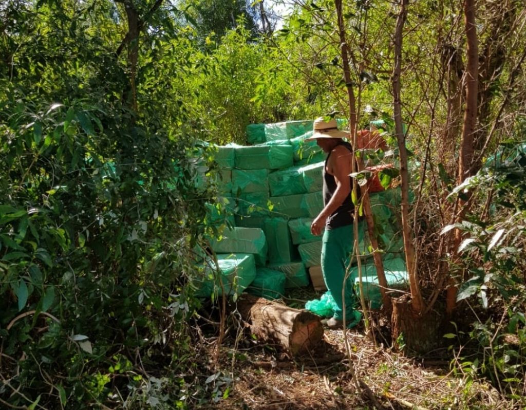 PM apreende caminhões com cargas de cigarros contrabandeados às margens da PR-340, em Guaraci