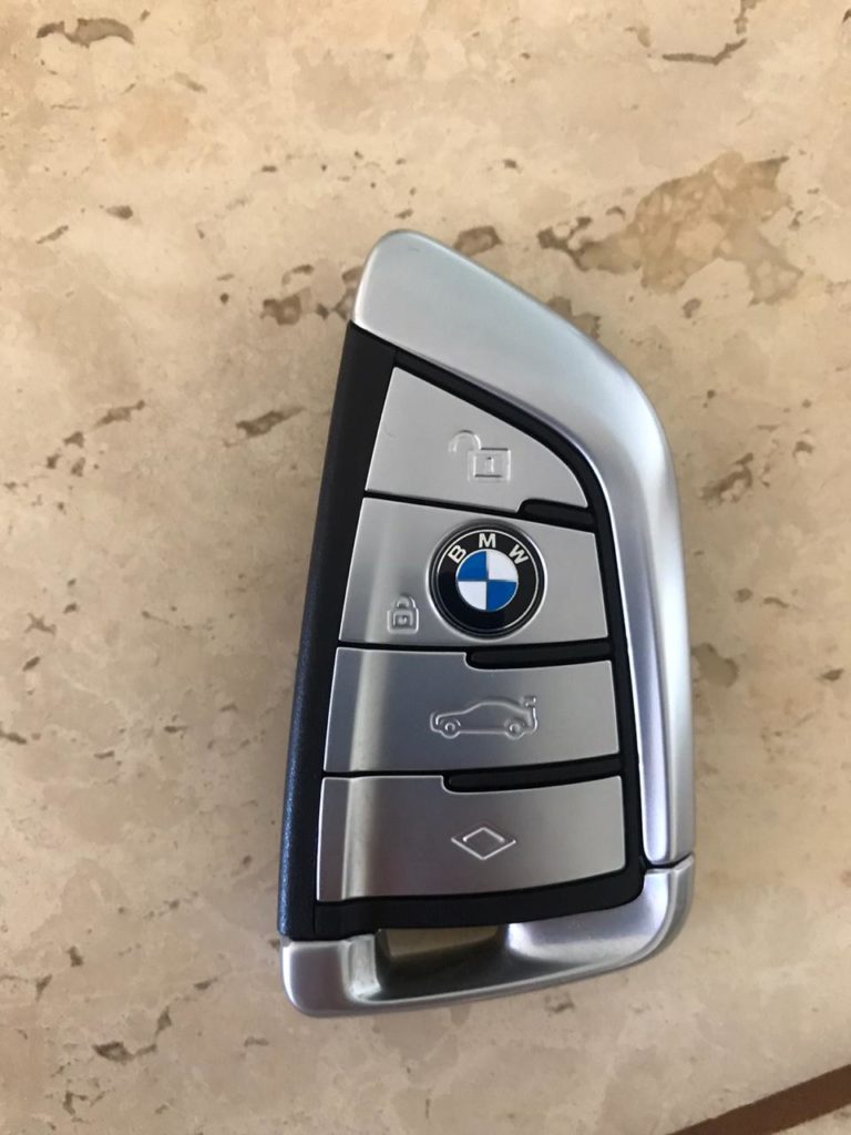 Chave de veículo BMW é extraviada e dona pede ajuda para localizar o objeto