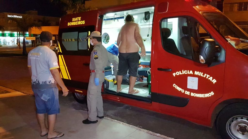Homem ferido com golpe de faca é socorrido pelo Siate e Samu no Bairro Coqueiral