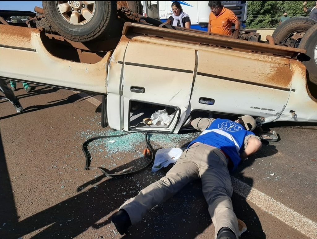 Idoso fica ferido em capotamento de caminhonete Hilux na PR-445, em Londrina
