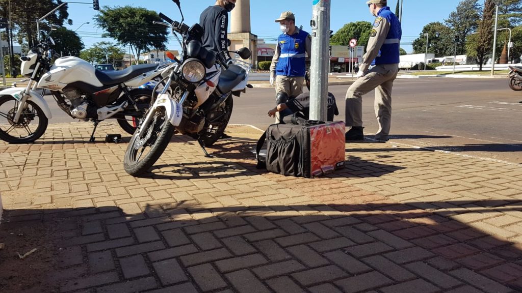 Colisão entre motos deixa entregador ferido, na Avenida Brasil, na região do Pacaembu