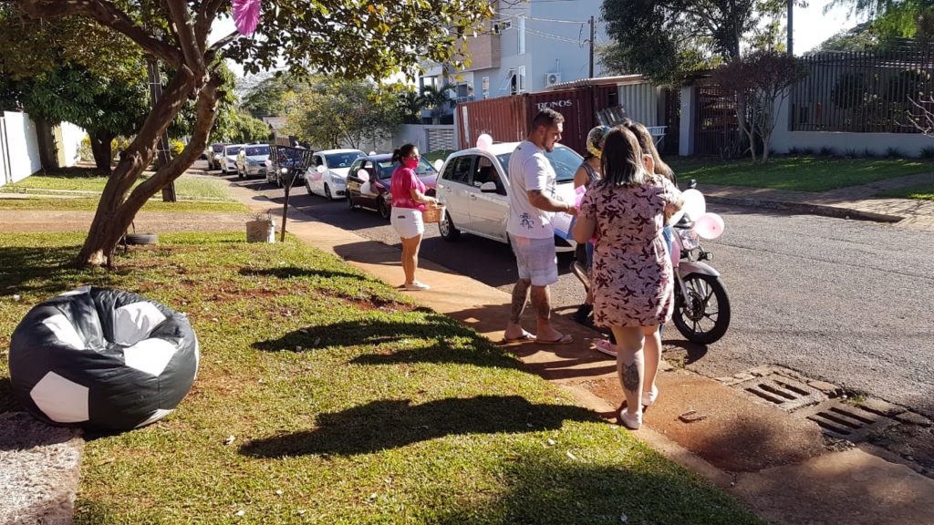 Mãe é surpreendida com “chárreata” realizada por familiares e amigos no Bairro Country