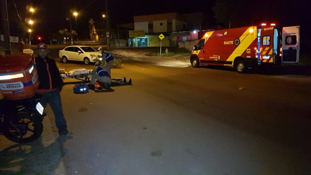 Motociclista fica ferido ao sofrer queda após passar por quebra-molas