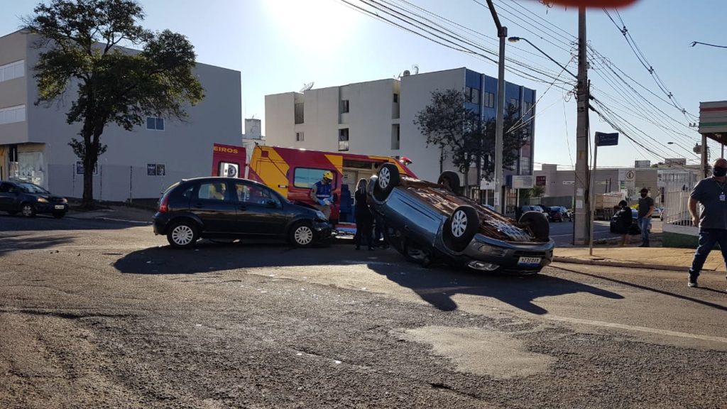 Mulher fica ferida em capotamento na Rua Rio de Janeiro, no Centro