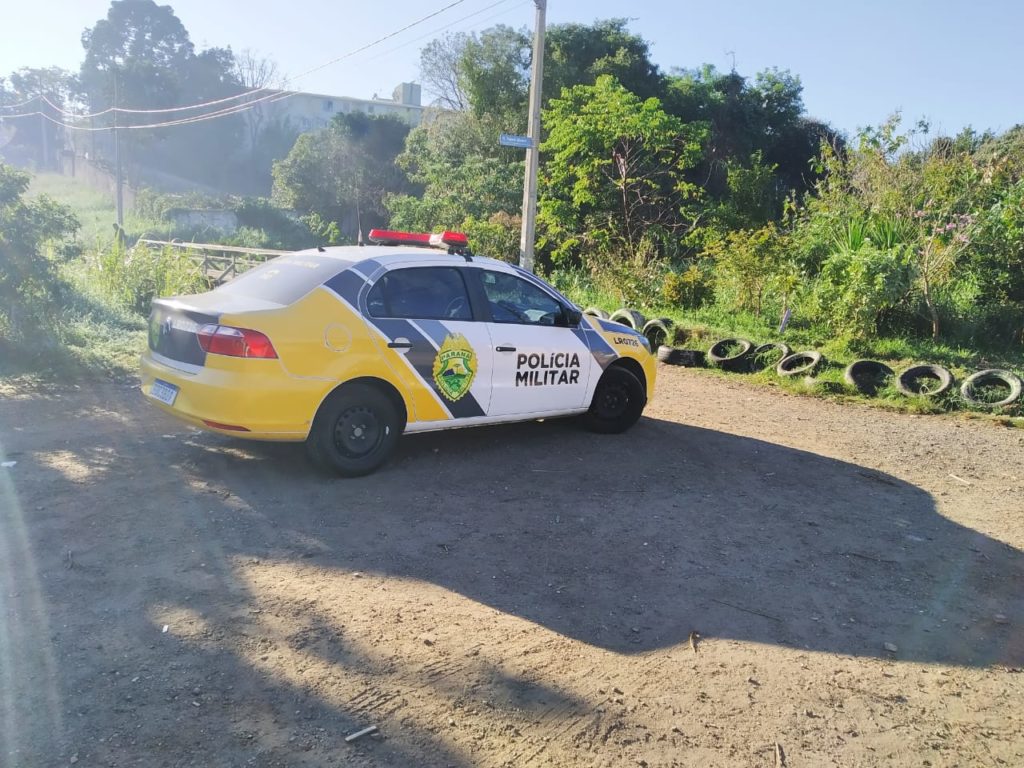 Homem é encontrado morto sentado em sofá em Curitiba