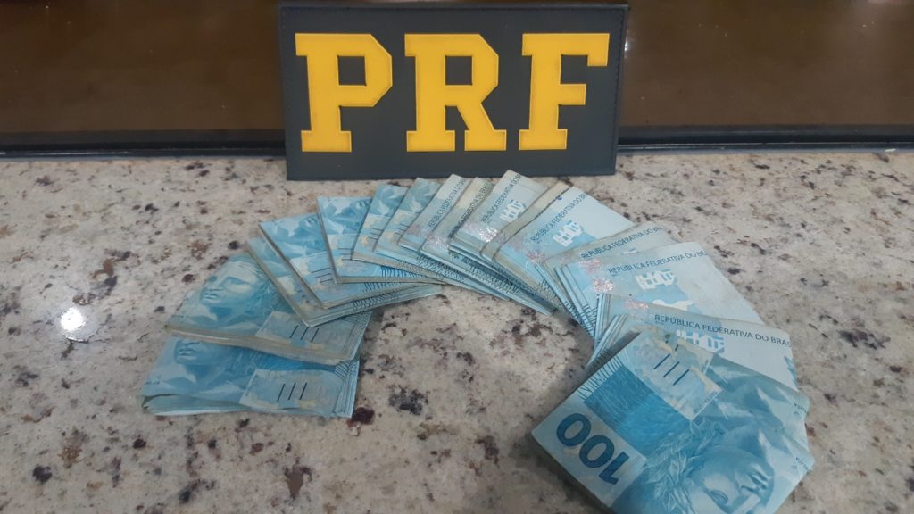 Operação Tamoio II: Em fundos falsos, PRF apreende R$ 18 mil e 36 quilos de maconha no Paraná