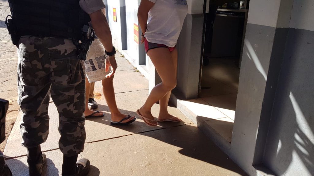 Mãe detida pela PM acusada de suposto maus-tratos tem outra filha que mora com a avó paterna