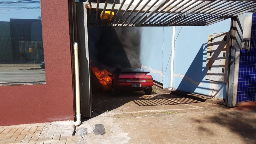 Veículo Miura Saga pega fogo e bombeiros são mobilizados ao Centro de Cascavel