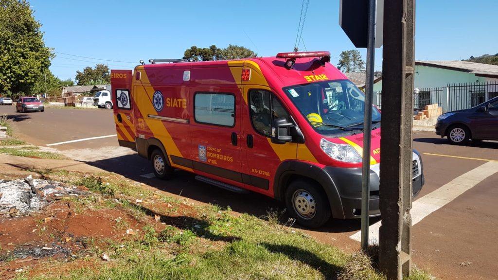 Jovem tem suspeita de fratura ao bater o braço na janela, no Bairro Floresta