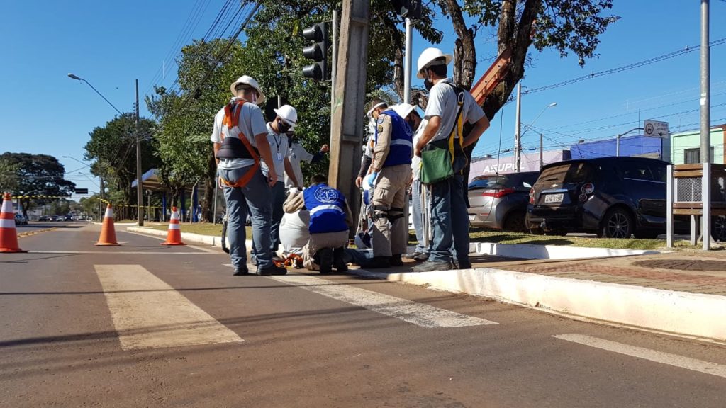 Trabalhador fica ferido ao cair de quatro metros na Avenida Brasil