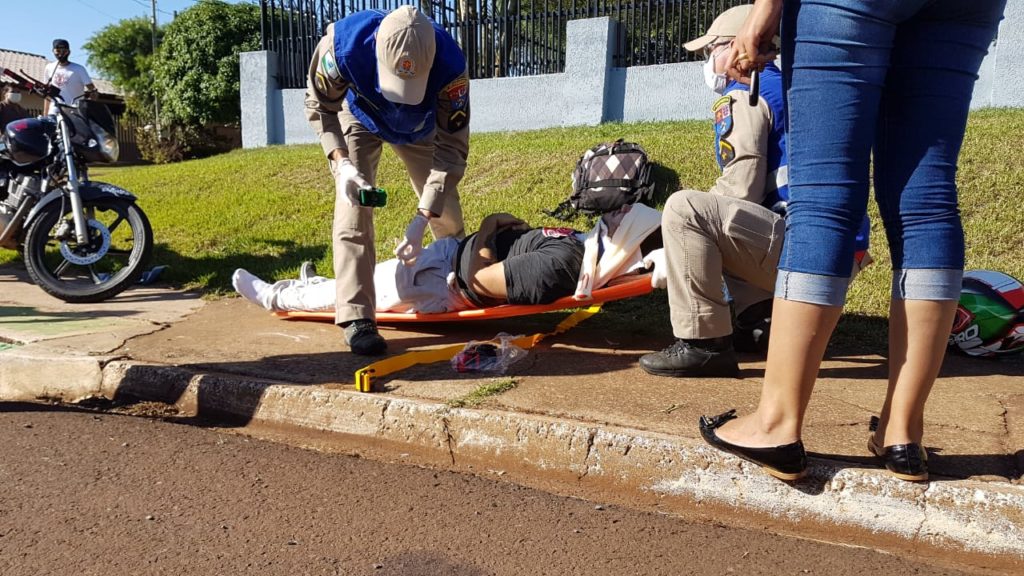 Motociclista de 19 anos fica ferido em acidente com caminhão no Periolo