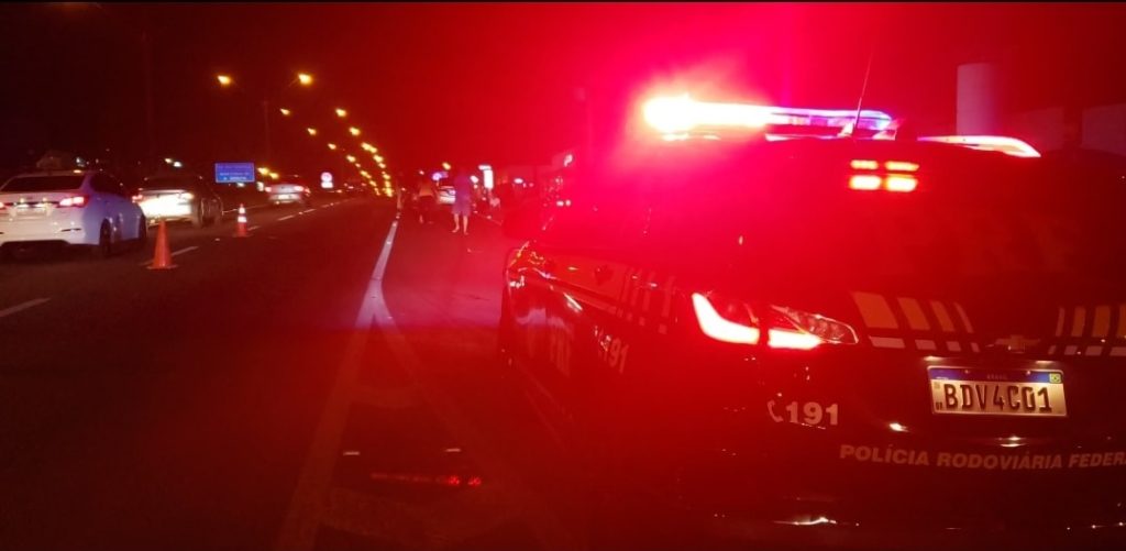 Mulher de 40 anos morre atropelada por carro na BR-369, em Londrina