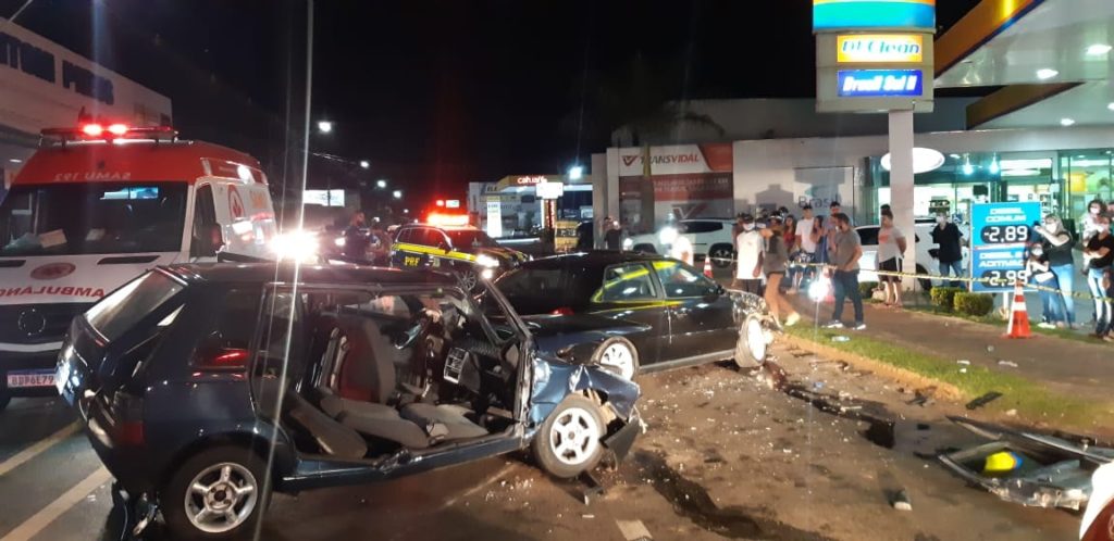 Fiat Uno ocupado por sete pessoas se envolve de forte batida contra Audi A3 na BR-376, em Apucarana