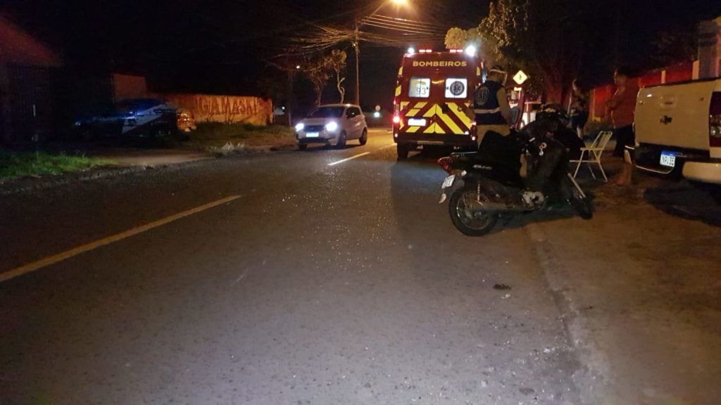 Jovem é atendida pelo Siate após sofrer queda de moto no Santa Cruz