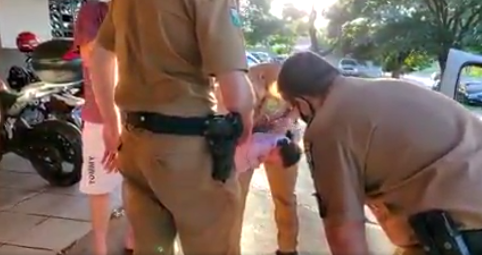 Criança com obstrução nas vias respiratórias é socorrida por policiais militares em Londrina Imagem referente a Criança com obstrução nas vias respiratórias é socorrida por policiais militares em Londrina