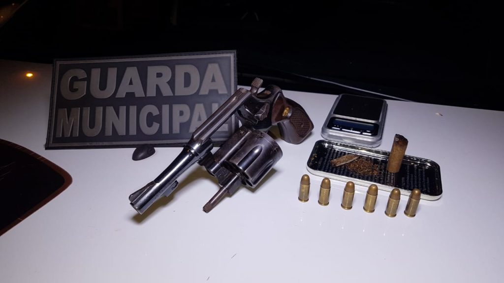 Em abordagem a veículo Sonata na Av. Brasil, GM flagra uso de maconha e apreende revólver municiado