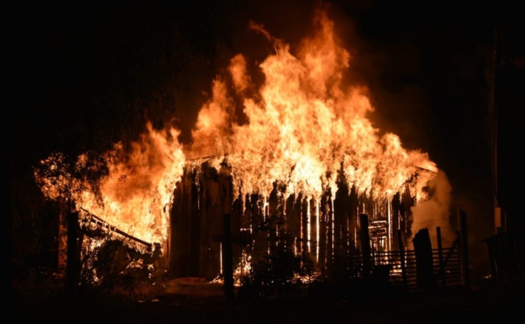 Incêndio destrói residência no Jardim Ponta-grossense