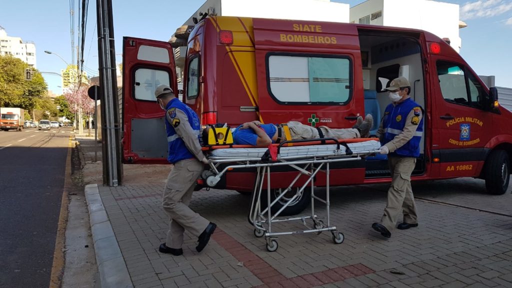 Trabalhador fica ferido ao cair de andaime em obra no Centro