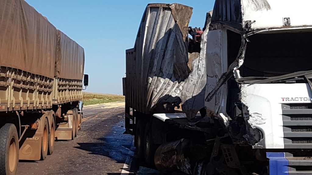 Três veículos se envolvem em acidente na BR-163