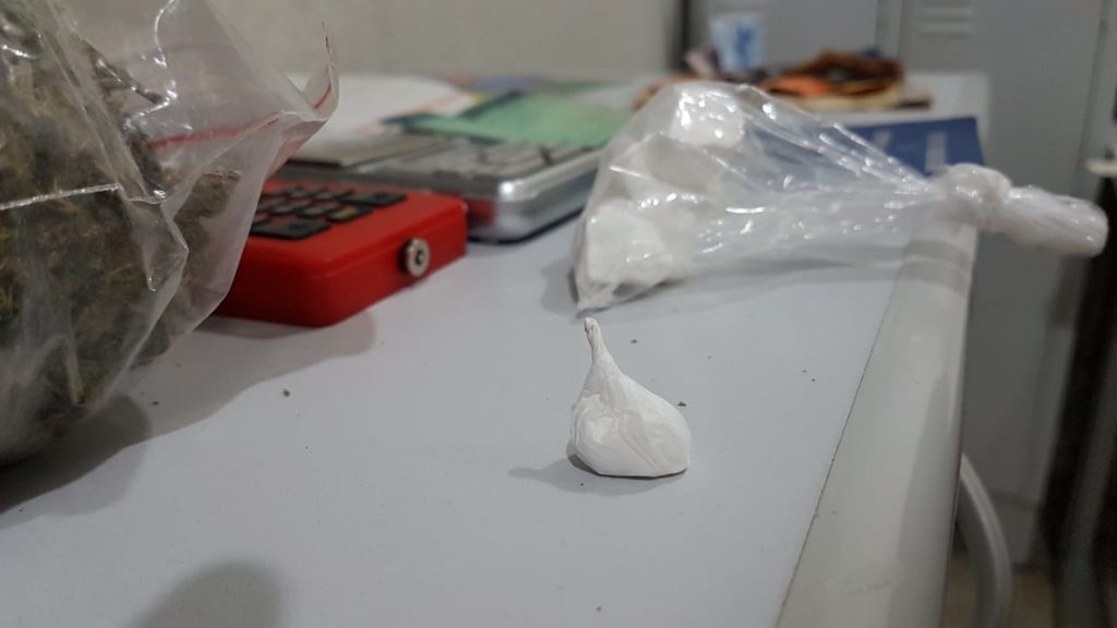 Investigação do GDE termina com suspeito de tráfico preso com 5 kg de maconha “capulho”