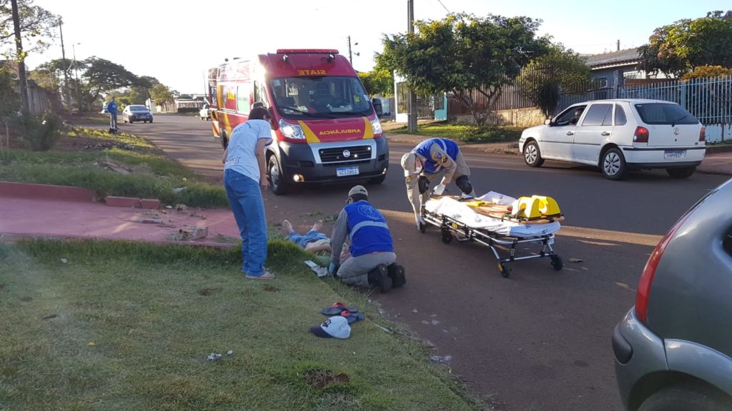 Motociclista arranca ‘mureta’ de calçada durante colisão no Presidente