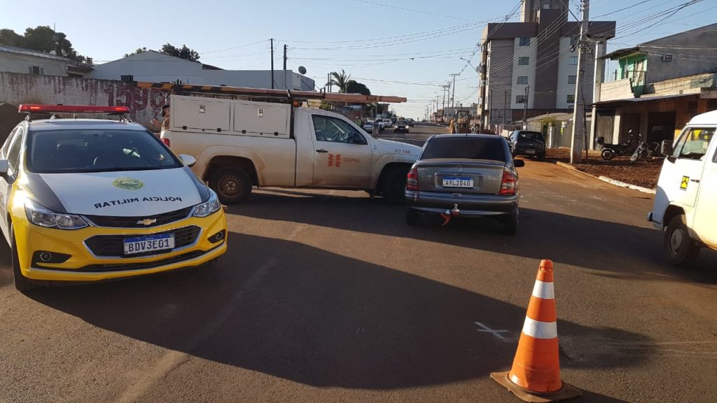 Veículos se envolvem em acidente no Bairro Santa Cruz