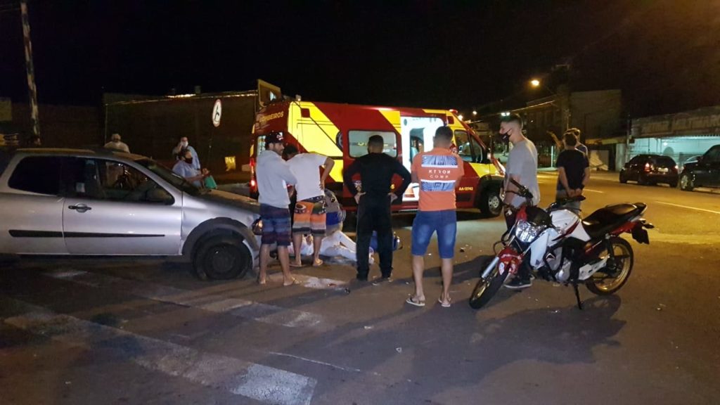 Fiat Strada e moto colidem na Rua da Lapa e mulher de 22 anos fica ferida