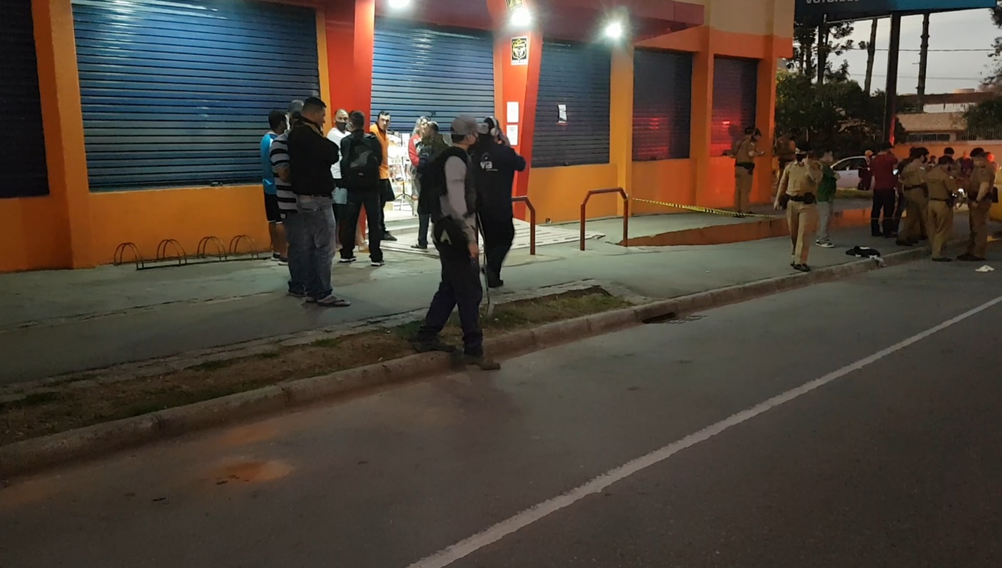 PM de folga reage a assalto e fica em estado grave ao ser baleado Imagem referente a PM de folga reage a assalto e fica em estado grave ao ser baleado