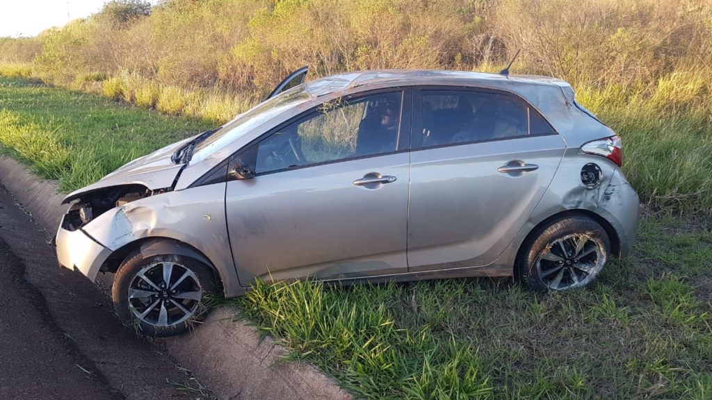 HB20 com dois ocupantes capota na BR-467