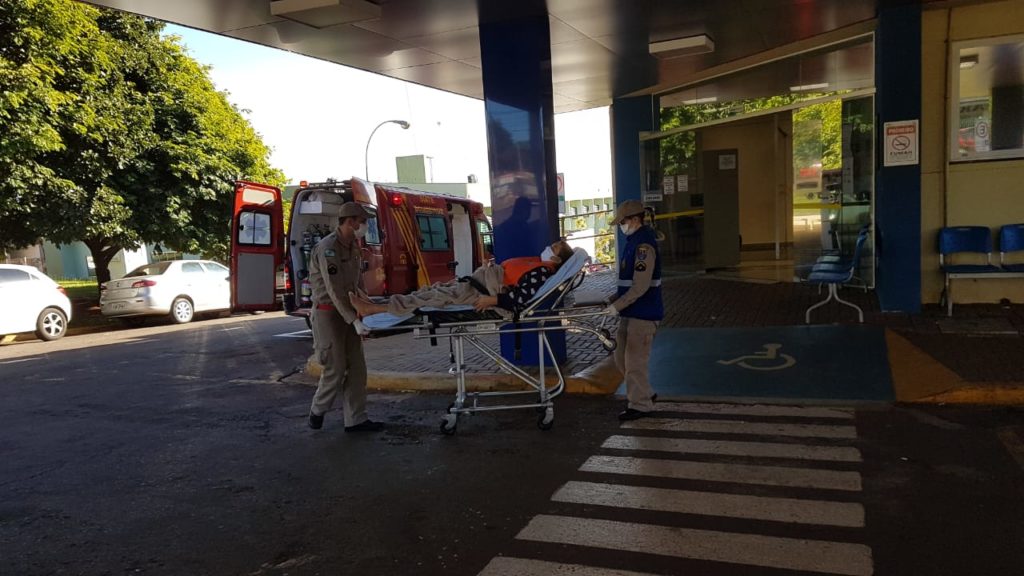 Mulher que sofreu queimaduras com parafina recebe alta do HU
