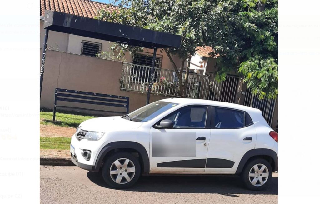Carro é flagrado estacionado na frente de ponto de ônibus, no Bairro Cataratas