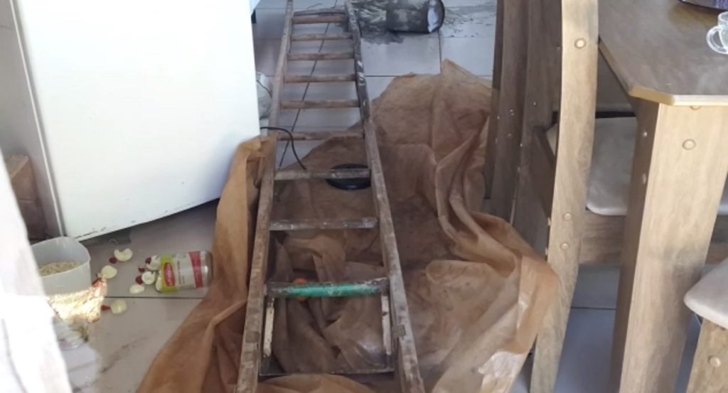 Idoso cai de escada durante manutenção em residência no Bairro Guarujá