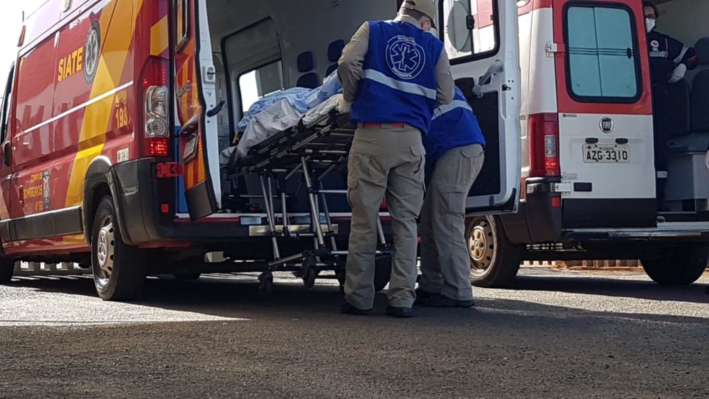 Mulher é socorrida ao ser atingida por carro no Bairro Santa Felicidade