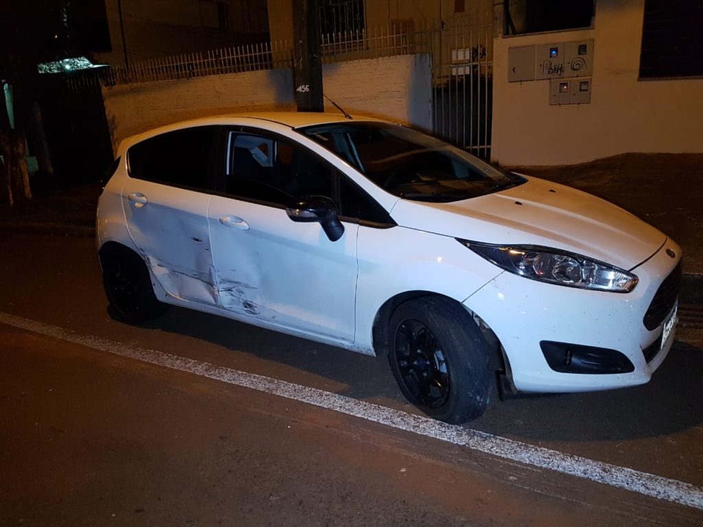 Colisão de trânsito envolve dois carros na Rua Pio XII, na Neva