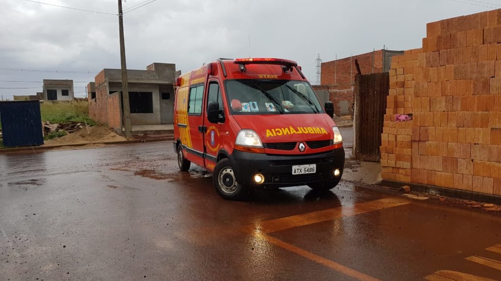 Dois homens sofrem lacerações em acidente com máquina no Loteamento Siena