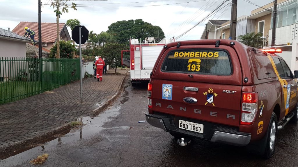 Fogão a lenha gera princípio de incêndio em residência, no Bairro Tropical