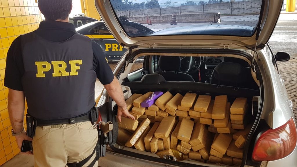 Peugeot é apreendido com 155 quilos de maconha pela PRF na BR-277