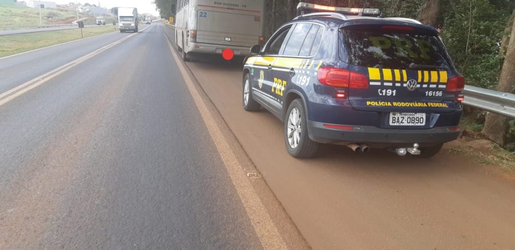 PRF notifica motorista de ônibus por crimes de trânsito na BR-376, em Apucarana