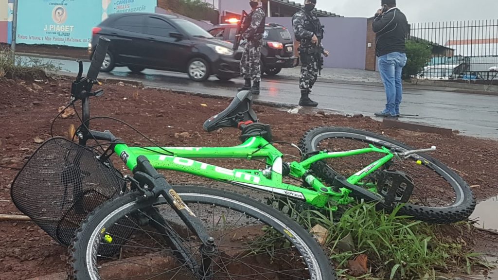 Ciclista fica ferido ao ser atingido por carro na Rua Jacarezinho, no Brasília