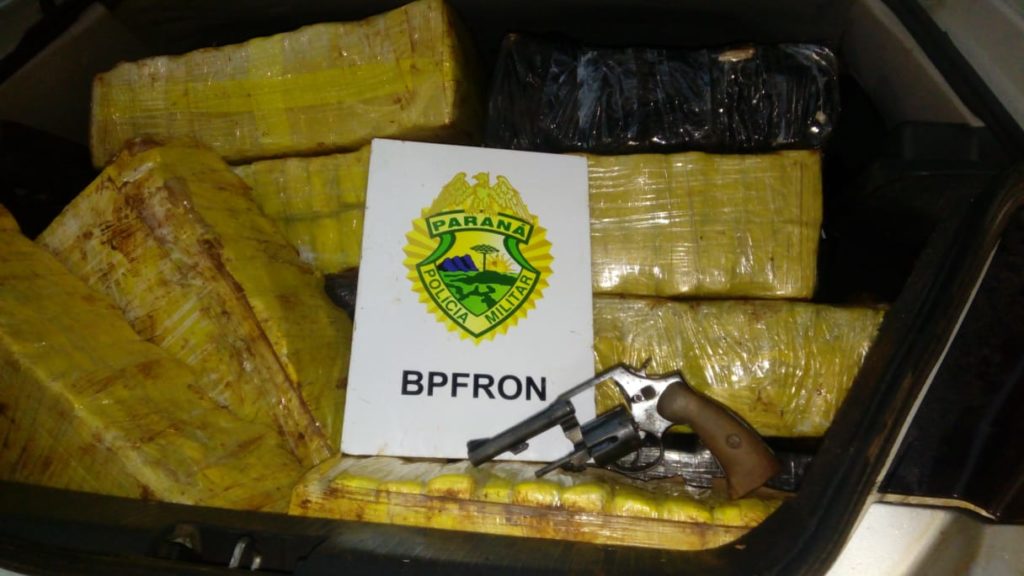 BPFron apreende veículo com 171 kg de maconha e arma municiada em Toledo
