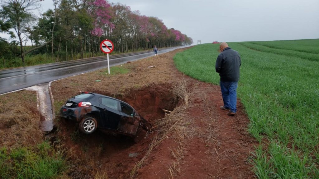 Motorista perde controle na chuva e carro cai em vala na BR 272, entre Campo Mourão e Farol