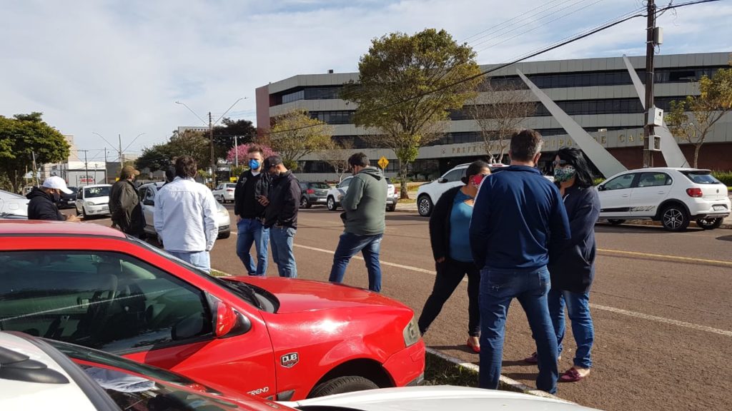 Empresários fazem mobilização em frente à Prefeitura