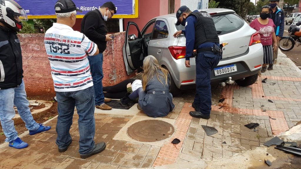 Carro atinge muro em forte colisão na Rua São Paulo