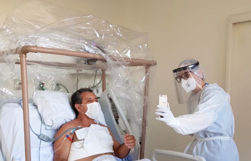 UTI Covid-19: visita virtual conforta familiares de pacientes internados